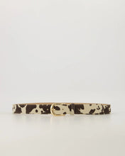 Afbeelding in Gallery-weergave laden, Cow Riem Evie is gemaakt van 100% Italiaans leer en heeft een trendy koeienprint en een goudkleurige gesp. De riem is gemakkelijk korter te maken door middel van een schroef.