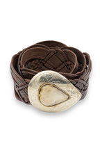 Load image into Gallery viewer, Lederen Riem Marrakesh 9 Zilver van ibzmode is vervaardigd van leder met een gegraveerde zilverkleurige gesp en een gekleurde siersteen. Deze brede riem van 9cm heeft een haaksluiting. Een prachtige riem uit Marokko die een ware eyecatcher is voor elke outfit. Perfect te combineren met een boho-jurk of een casual jeans.