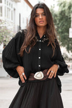 Load image into Gallery viewer, Lederen Riem Marrakesh 9 Zilver van ibzmode is vervaardigd van leder met een gegraveerde zilverkleurige gesp en een gekleurde siersteen. Deze brede riem van 9cm heeft een haaksluiting. Een prachtige riem uit Marokko die een ware eyecatcher is voor elke outfit. Perfect te combineren met een boho-jurk of een casual jeans.