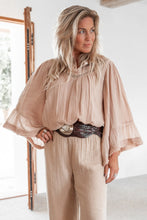 Load image into Gallery viewer, Lederen Riem Marrakesh 9 Zilver van ibzmode is vervaardigd van leder met een gegraveerde zilverkleurige gesp en een gekleurde siersteen. Deze brede riem van 9cm heeft een haaksluiting. Een prachtige riem uit Marokko die een ware eyecatcher is voor elke outfit. Perfect te combineren met een boho-jurk of een casual jeans.