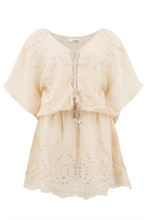 Afbeelding in Gallery-weergave laden, Short Dress Mirabel Powder van ibzmode is een linnen broderie korte jurk met elastische band in de taille. Jurkje is bewerkt met schelpjes en jute. Draagt heerlijk luchtig en heeft strikken bij de buste. Jurk heeft een oversized fit, vind je dit minder mooi? Bestel een maatje kleiner.