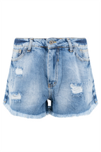 Load image into Gallery viewer, Denim Short Neiva Blue van ibzmode heeft ruche details aan de onderkant, heeft zakken voor en achter, kan met een riem gedragen worden. Deze denim short is vervaardigd van 100% katoen, biedt ultiem comfort en een frisse, casual look. Laat je unieke stijl stralen en voel je zelfverzekerd met deze veelzijdige short!