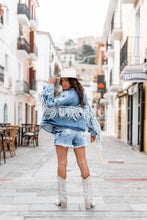 Load image into Gallery viewer, Denim Short Neiva Blue van ibzmode heeft ruche details aan de onderkant, heeft zakken voor en achter, kan met een riem gedragen worden. Deze denim short is vervaardigd van 100% katoen, biedt ultiem comfort en een frisse, casual look. Laat je unieke stijl stralen en voel je zelfverzekerd met deze veelzijdige short!