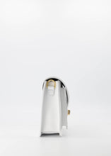 Afbeelding in Gallery-weergave laden, Lederen Stacey Tas is gemaakt van 100% genuine leder en heeft een draaisluiting. De schoudertas kan ook gedragen worden als handtas en als crossbody tas, heeft zowel een afneembaar en verstelbaar lang lederen hengsel als een breed kort hengsel. De tas heeft een groot binnenvak met een afsluitbaar binnenvak en op de voorkant een steekvak. En is verkrijgbaar in verschillende kleuren: Zand suède, Classic Grain Wit.