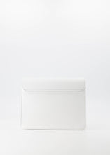 Afbeelding in Gallery-weergave laden, Lederen Stacey Tas is gemaakt van 100% genuine leder en heeft een draaisluiting. De schoudertas kan ook gedragen worden als handtas en als crossbody tas, heeft zowel een afneembaar en verstelbaar lang lederen hengsel als een breed kort hengsel. De tas heeft een groot binnenvak met een afsluitbaar binnenvak en op de voorkant een steekvak. En is verkrijgbaar in verschillende kleuren: Zand suède, Classic Grain Wit.