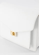 Afbeelding in Gallery-weergave laden, Lederen Stacey Tas is gemaakt van 100% genuine leder en heeft een draaisluiting. De schoudertas kan ook gedragen worden als handtas en als crossbody tas, heeft zowel een afneembaar en verstelbaar lang lederen hengsel als een breed kort hengsel. De tas heeft een groot binnenvak met een afsluitbaar binnenvak en op de voorkant een steekvak. En is verkrijgbaar in verschillende kleuren: Zand suède, Classic Grain Wit.