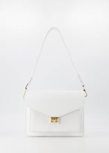 Afbeelding in Gallery-weergave laden, Lederen Stacey Tas is gemaakt van 100% genuine leder en heeft een draaisluiting. De schoudertas kan ook gedragen worden als handtas en als crossbody tas, heeft zowel een afneembaar en verstelbaar lang lederen hengsel als een breed kort hengsel. De tas heeft een groot binnenvak met een afsluitbaar binnenvak en op de voorkant een steekvak. En is verkrijgbaar in verschillende kleuren: Zand suède, Classic Grain Wit.