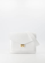 Afbeelding in Gallery-weergave laden, Lederen Stacey Tas is gemaakt van 100% genuine leder en heeft een draaisluiting. De schoudertas kan ook gedragen worden als handtas en als crossbody tas, heeft zowel een afneembaar en verstelbaar lang lederen hengsel als een breed kort hengsel. De tas heeft een groot binnenvak met een afsluitbaar binnenvak en op de voorkant een steekvak. En is verkrijgbaar in verschillende kleuren: Zand suède, Classic Grain Wit.