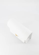 Afbeelding in Gallery-weergave laden, Lederen Stacey Tas is gemaakt van 100% genuine leder en heeft een draaisluiting. De schoudertas kan ook gedragen worden als handtas en als crossbody tas, heeft zowel een afneembaar en verstelbaar lang lederen hengsel als een breed kort hengsel. De tas heeft een groot binnenvak met een afsluitbaar binnenvak en op de voorkant een steekvak. En is verkrijgbaar in verschillende kleuren: Zand suède, Classic Grain Wit.