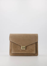 Afbeelding in Gallery-weergave laden, Lederen Stacey Tas Zand is gemaakt van 100% suede leer en heeft een draaisluiting. De schoudertas kan ook gedragen worden als handtas en als crossbody tas, heeft zowel een afneembaar en verstelbaar leren hengsel als een breed kort hengsel. De tas heeft een groot binnenvak met een afsluitbaar binnenvak en op de voorkant een steekvak. En is verkrijgbaar in verschillende kleuren: Zand suède, Classic Grain Wit.