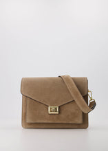 Afbeelding in Gallery-weergave laden, Lederen Stacey Tas Zand is gemaakt van 100% suede leer en heeft een draaisluiting. De schoudertas kan ook gedragen worden als handtas en als crossbody tas, heeft zowel een afneembaar en verstelbaar leren hengsel als een breed kort hengsel. De tas heeft een groot binnenvak met een afsluitbaar binnenvak en op de voorkant een steekvak. En is verkrijgbaar in verschillende kleuren: Zand suède, Classic Grain Wit.