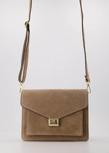 Afbeelding in Gallery-weergave laden, Lederen Stacey Tas Zand is gemaakt van 100% suede leer en heeft een draaisluiting. De schoudertas kan ook gedragen worden als handtas en als crossbody tas, heeft zowel een afneembaar en verstelbaar leren hengsel als een breed kort hengsel. De tas heeft een groot binnenvak met een afsluitbaar binnenvak en op de voorkant een steekvak. En is verkrijgbaar in verschillende kleuren: Zand suède, Classic Grain Wit.