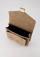 Afbeelding in Gallery-weergave laden, Lederen Stacey Tas Zand is gemaakt van 100% suede leer en heeft een draaisluiting. De schoudertas kan ook gedragen worden als handtas en als crossbody tas, heeft zowel een afneembaar en verstelbaar leren hengsel als een breed kort hengsel. De tas heeft een groot binnenvak met een afsluitbaar binnenvak en op de voorkant een steekvak. En is verkrijgbaar in verschillende kleuren: Zand suède, Classic Grain Wit.