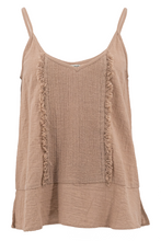 Load image into Gallery viewer, Bruine Strap Top Lio Brown van ibzmode heeft een V-hals, verstelbare spaghetti bandjes, bewerkt met ruches, loopt wijd uit. Model heeft een lengte van 1,62m, draagt maat XS. Dit is echt een prachtige top!