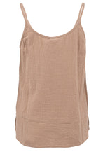 Load image into Gallery viewer, Bruine Strap Top Lio Brown van ibzmode heeft een V-hals, verstelbare spaghetti bandjes, bewerkt met ruches, loopt wijd uit. Model heeft een lengte van 1,62m, draagt maat XS. Dit is echt een prachtige top!