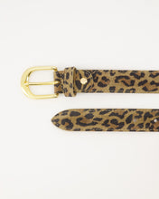 Afbeelding in Gallery-weergave laden, Riem Suus Luipaard is een mooie basis riem, vervaardigd van leer met goudkleurige gesp. De riem is eventueel in te korten door middel van een schroef kop.