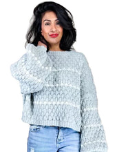 Afbeelding in Gallery-weergave laden, Grijze Trui Kaylinn is een heerlijk zacht grof gebreide korte trui met gestreept patroon. Trui heeft lange ballonmouwen en een rib gebreide boord aan de halslijn, onderkant en onder aan de mouwen. Trui Kaylinn is verkrijgbaar in één maat, is geschikt voor maat S t/m XL, en verkrijgbaar in verschillende kleuren: grijs, zwart.