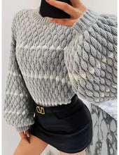 Afbeelding in Gallery-weergave laden, Grijze Trui Kaylinn is een heerlijk zacht grof gebreide korte trui met gestreept patroon. Trui heeft lange ballonmouwen en een rib gebreide boord aan de halslijn, onderkant en onder aan de mouwen. Trui Kaylinn is verkrijgbaar in één maat, is geschikt voor maat S t/m XL, en verkrijgbaar in verschillende kleuren: grijs, zwart.
