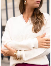 Load image into Gallery viewer, Crèmekleurige Trui Malary is een fijn gebreide trui met lange mouwen en een ronde halslijn met V-hals. De halslijn heeft een detail van broderie, hierdoor lijkt het alsof je een blouse draagt onder deze trui. is De trui is verkrijgbaar in één maat, is geschikt voor maat S t/m L.