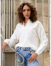 Load image into Gallery viewer, Crèmekleurige Trui Malary is een fijn gebreide trui met lange mouwen en een ronde halslijn met V-hals. De halslijn heeft een detail van broderie, hierdoor lijkt het alsof je een blouse draagt onder deze trui. is De trui is verkrijgbaar in één maat, is geschikt voor maat S t/m L.