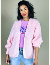 Afbeelding in Gallery-weergave laden, Lichtroze Vest Luxe Raha is een heerlijk zacht grof gebreid vest met een rib gebreide boord aan de onderkant en onder aan de mouwen. Het vest heeft lange mouwen met strakke manchetten. Vest Luxe Raha is verkrijgbaar in één maat, geschikt voor maat S t/m L, in verschillende kleuren: Ecru, Camel, Donkerblauw, Lichtroze.