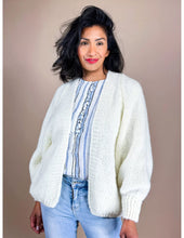 Afbeelding in Gallery-weergave laden, Ecru Vest Luxe Raha is een heerlijk zacht grof gebreid vest met een rib gebreide boord aan de onderkant en onder aan de mouwen. Het vest heeft lange mouwen met strakke manchetten. Vest Luxe Raha is verkrijgbaar in één maat, geschikt voor maat S t/m L, in verschillende kleuren: Ecru, Camel, Donkerblauw, Lichtroze.