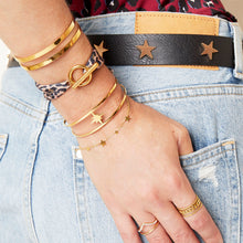 Afbeelding in Gallery-weergave laden, Armband Wild Animal is gemaakt van een elastisch koord in een leuke panterprint, met decoratieve slot sluiting. Armband Wild Animal is verkrijgbaar in verschillende kleuren: blauwe panterprint en bruine panterprint. Deze armband past altijd!