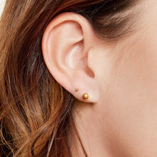 Afbeelding in Gallery-weergave laden, Oorbellen Tiny Dot Goud, minimalistische oorbellen. Oorbellen zijn verkrijgbaar in goudkleurig en zilverkleurig.