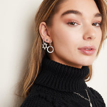 Afbeelding in Gallery-weergave laden, Oorbellen Shiny Zirkonia zijn verkrijgbaar in zilver-, goudkleurig, goud/fuchsia, goud/groen.