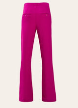 Load image into Gallery viewer, Fuchsia Broek van Corel, model Boa Flare Sport Fuchsia heeft een elastische hoge tailleband sluit naadloos aan op het lichaam en door de uiteenlopende pijpen heeft de broek een flaterend karakter. De broek is gemaakt van een comfortabale, middelzware stretchy materialenmix.