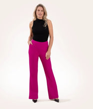 Load image into Gallery viewer, Fuchsia Broek van Corel, model Boa Flare Sport Fuchsia heeft een elastische hoge tailleband sluit naadloos aan op het lichaam en door de uiteenlopende pijpen heeft de broek een flaterend karakter. De broek is gemaakt van een comfortabale, middelzware stretchy materialenmix.