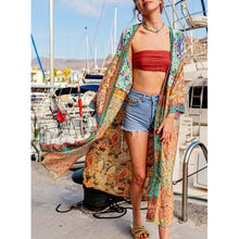 Afbeelding in Gallery-weergave laden, Lange Kimono Unique is een kimono met een prachtige unieke print. De kimono is leuk te combineren met een korte spijkerbroek of om op vakantie over de bikini te dragen.