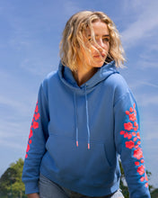 Load image into Gallery viewer, Blauwe Sweater NEON EMBROIDERY HOODY BLUE van DAY x fee G, is een luxe en super comfortabele trui met een geweldige streetstyle- look. De sweater heeft borduurwerk als mooi detail. Prachtige trui van 100% katoen, is verkrijgbaar in verschillende kleuren: Blauw/roze en Grijs/oranje.