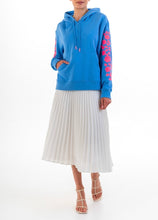 Load image into Gallery viewer, Blauwe Sweater NEON EMBROIDERY HOODY BLUE van DAY x fee G, is een luxe en super comfortabele trui met een geweldige streetstyle- look. De sweater heeft borduurwerk als mooi detail. Prachtige trui van 100% katoen, is verkrijgbaar in verschillende kleuren: Blauw/roze en Grijs/oranje.