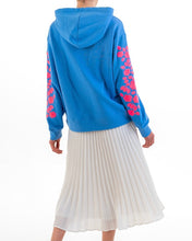 Load image into Gallery viewer, Blauwe Sweater NEON EMBROIDERY HOODY BLUE van DAY x fee G, is een luxe en super comfortabele trui met een geweldige streetstyle- look. De sweater heeft borduurwerk als mooi detail. Prachtige trui van 100% katoen, is verkrijgbaar in verschillende kleuren: Blauw/roze en Grijs/oranje.