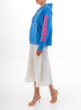 Load image into Gallery viewer, Blauwe Sweater NEON EMBROIDERY HOODY BLUE van DAY x fee G, is een luxe en super comfortabele trui met een geweldige streetstyle- look. De sweater heeft borduurwerk als mooi detail. Prachtige trui van 100% katoen, is verkrijgbaar in verschillende kleuren: Blauw/roze en Grijs/oranje.