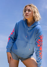 Load image into Gallery viewer, Blauwe Sweater NEON EMBROIDERY HOODY BLUE van DAY x fee G, is een luxe en super comfortabele trui met een geweldige streetstyle- look. De sweater heeft borduurwerk als mooi detail. Prachtige trui van 100% katoen, is verkrijgbaar in verschillende kleuren: Blauw/roze en Grijs/oranje.