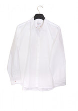 Load image into Gallery viewer, Witte Katoenen Blouse van Moment Amsterdam, Item referentie : 27.702-23, type Boy Friend Shirt in Crisp Cotton Poplin. Dit is een prachtige basis blouse in het wit. Deze blouse is verkrijgbaar in verschillende kleuren: White en Bright Green en mag zeker niet in jouw garderobe ontbreken.
