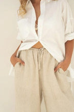 Load image into Gallery viewer, Witte Katoenen Blouse van Moment Amsterdam, Item referentie : 27.702-23, type Boy Friend Shirt in Crisp Cotton Poplin. Dit is een prachtige basis blouse in het wit. Deze blouse is verkrijgbaar in verschillende kleuren: White en Bright Green en mag zeker niet in jouw garderobe ontbreken.