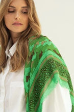 Load image into Gallery viewer, Witte Katoenen Blouse van Moment Amsterdam, Item referentie : 27.702-23, type Boy Friend Shirt in Crisp Cotton Poplin. Dit is een prachtige basis blouse in het wit. Deze blouse is verkrijgbaar in verschillende kleuren: White en Bright Green en mag zeker niet in jouw garderobe ontbreken.