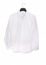 Load image into Gallery viewer, Witte Katoenen Blouse van Moment Amsterdam, Item referentie : 27.702-23, type Boy Friend Shirt in Crisp Cotton Poplin. Dit is een prachtige basis blouse in het wit. Deze blouse is verkrijgbaar in verschillende kleuren: White en Bright Green en mag zeker niet in jouw garderobe ontbreken.