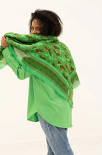 Load image into Gallery viewer, Katoenen Blouse van Moment Amsterdam, Item referentie : 27.702-23, type Boy Friend Shirt in Crisp Cotton Poplin. Dit is een prachtige basis blouse in het wit. Deze blouse is verkrijgbaar in verschillende kleuren: White en Bright Green en mag zeker niet in jouw garderobe ontbreken.