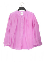 Load image into Gallery viewer, Roze Blouse van Moment Amsterdam, 27.705-23, geplooid is een prachtige wijde blouse met een ronde hals en knoopjes. Deze blouse is verkrijgbaar in verschillende kleuren: African Violet (605) en Sea Green (502). Deze blouse is een mooie aanvulling voor in jouw garderobe.