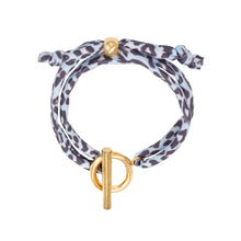 Afbeelding in Gallery-weergave laden, Armband Wild Animal is gemaakt van een elastisch koord in een leuke panterprint, met decoratieve slot sluiting. Armband Wild Animal is verkrijgbaar in verschillende kleuren: blauwe panterprint en bruine panterprint. Deze armband past altijd!