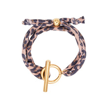 Afbeelding in Gallery-weergave laden, Armband Wild Animal is gemaakt van een elastisch koord in een leuke panterprint, met decoratieve slot sluiting. Armband Wild Animal is verkrijgbaar in verschillende kleuren: blauwe panterprint en bruine panterprint. Deze armband past altijd!
