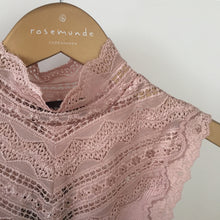 Afbeelding in Gallery-weergave laden, Top Benita Silk & Lace van Rosemunde is een hoog aangesloten top bewerkt met prachtig kant. De top is als een mooie basis te dragen en te combineren met een Rosemunde Pullover.