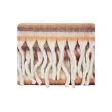 Load image into Gallery viewer, Sjaal Striped Winter is een warme en fluffy sjaal met fringles in een mooie kleuren combinatie. Met deze sjaal ben je helemaal klaar voor het najaar en de winter.