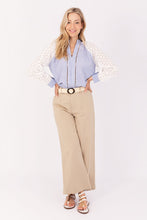 Load image into Gallery viewer, Blousetop Broderie Streep Smal is een heerlijk luchtige wijde blouse. Heeft lange broderie mouwen met gestreepte manchet en een knoopje. De blousetop is aan de voorkant uitgewerkt, als mooi detail. Blousetop is ook verkrijgbaar in Streep Breed. Deze blousetops zijn mooi te combineren met een spijkerbroek/rok of een wijdere broek van Dame Blanche in ecru of denim.