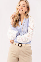 Load image into Gallery viewer, Blousetop Broderie Streep Smal is een heerlijk luchtige wijde blouse. Heeft lange broderie mouwen met gestreepte manchet en een knoopje. De blousetop is aan de voorkant uitgewerkt, als mooi detail. Blousetop is ook verkrijgbaar in Streep Breed. Deze blousetops zijn mooi te combineren met een spijkerbroek/rok of een wijdere broek van Dame Blanche in ecru of denim.