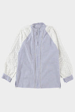 Load image into Gallery viewer, Blousetop Broderie Streep Smal is een heerlijk luchtige wijde blouse. Heeft lange broderie mouwen met gestreepte manchet en een knoopje. De blousetop is aan de voorkant uitgewerkt, als mooi detail. Blousetop is ook verkrijgbaar in Streep Breed. Deze blousetops zijn mooi te combineren met een spijkerbroek/rok of een wijdere broek van Dame Blanche in ecru of denim.